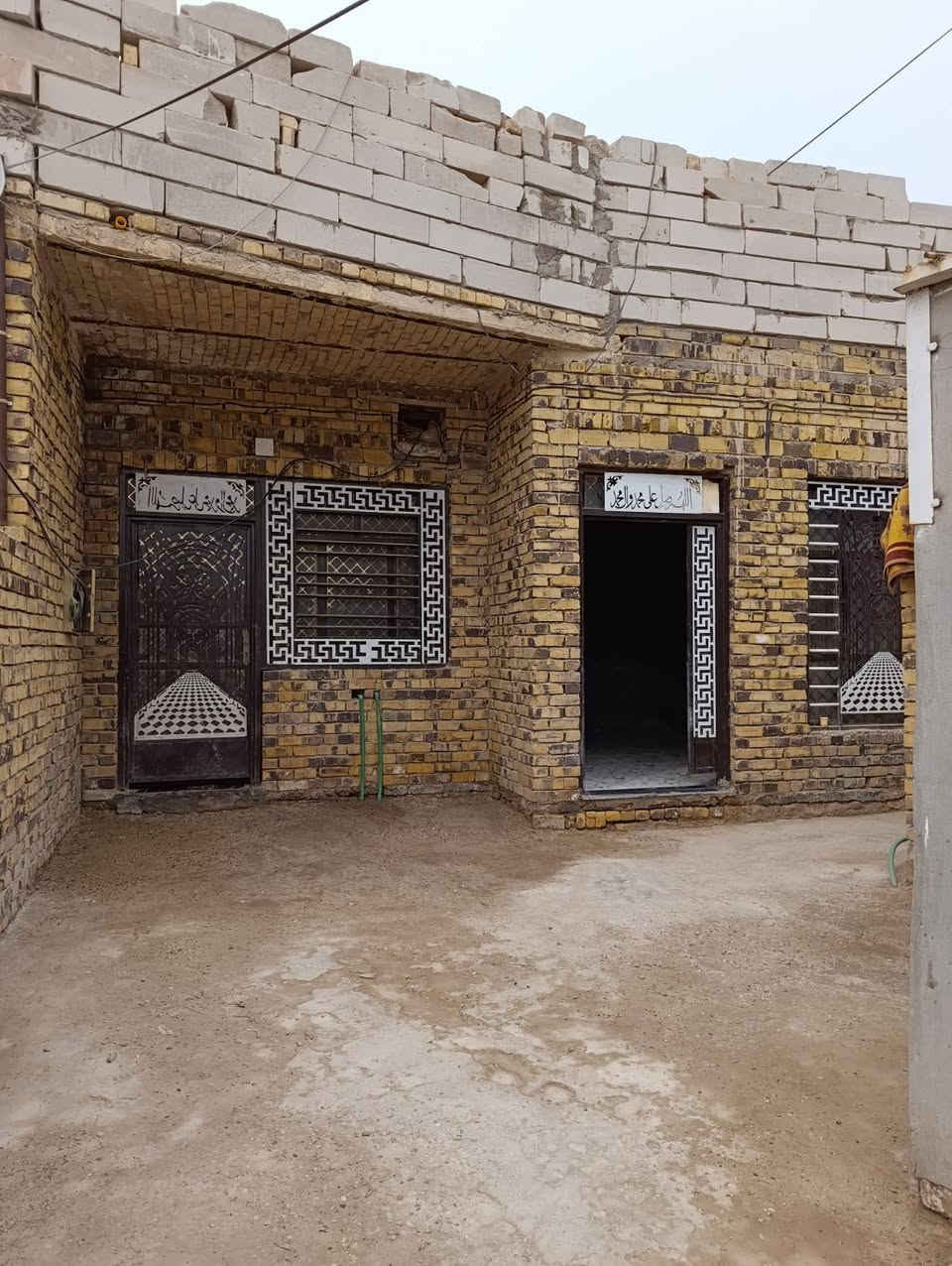 سلام عليكم بيت لبيع مساحه ١٣٥بحي لامين كافت الخدمات ماي تبليط مجاري أربع شوارع عليه يطلعن 
يبعد عن شارع ٣٠٠متر سعرا خاص للاستفسار اكثر رقم ***********او خاص
