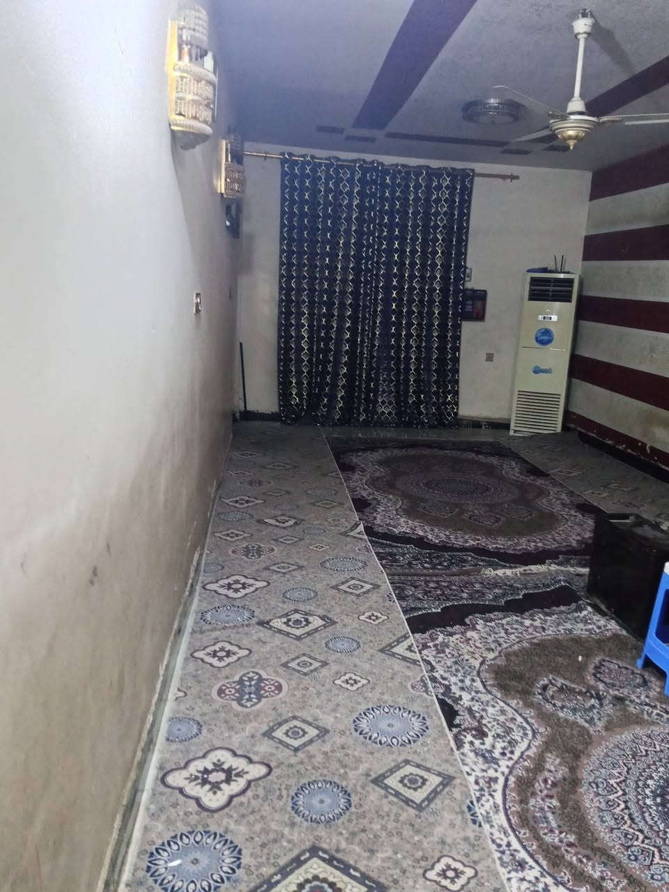 دار للبيع مساحته ١٥٧ 
٣ طوابق ٥ غرف نوم  الحسينيه منطقت الظباط قرب مطعم الامير الاسعر ١٣٠ وبيه مجال ***********
