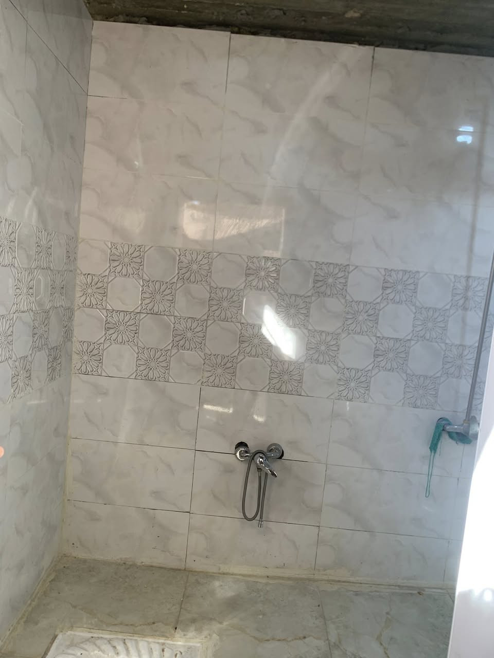 السلام عليكم بيت مساحه 100 طابقين زراعي وصل طابو 
مكانه ناصريه منطقه سبل قرب لمدرسه بناء درجه اولى طابوك صب كونكريت يحتوي على لطابق لاول غرفه وصاله ومطبخ وصحيات واستقبال وطارمه 
الطابق ثاني 3 غرف وصاله وصحيات بدون سقف لطابق ثاني ولأول ملبوخ وماسس كهرباء وماي ومجاري وأرضيه كامله بورسلين باقي نقص بورك وجداري لصاله السعر 42 وبي مجال للتواصل ***********

