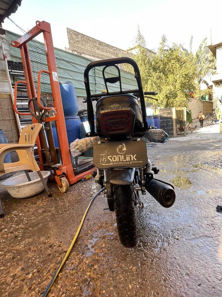 دراجة سيفان سونك 2025 للبيع ما ماشيه صارلها شهرين من نازله دراجه كلش نظيفة مكفوله عام جيب وياك الف فيتر وتعال السعر 850 وبيها مجال بسيط للشراي رجاءا جماعه ال 700 لا دخلون لان دراجه نظيفة كلش المكان بغداد حي اور رقم ***********
