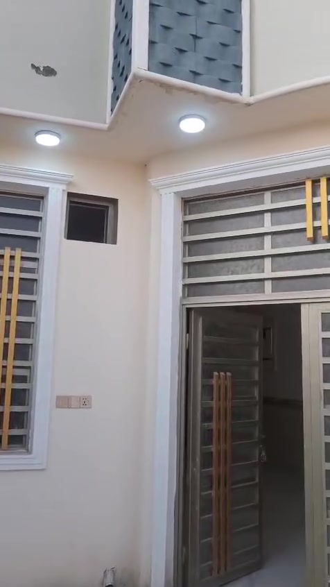 بيت ١٨٠ متر زراعي بناء درجه اولئ طابوك والاساس صب كونكريت والسقف كونكريت يحتوي علئ غرفتين وصاله واستقبال وحمامات داخليه وخارجيه الموقع شارع عشرين مقابيل عمود ١١٠ قريب علئ الجسر
السعر 77 مليون وبيه محال 
للاستفسار 
***********
***********
