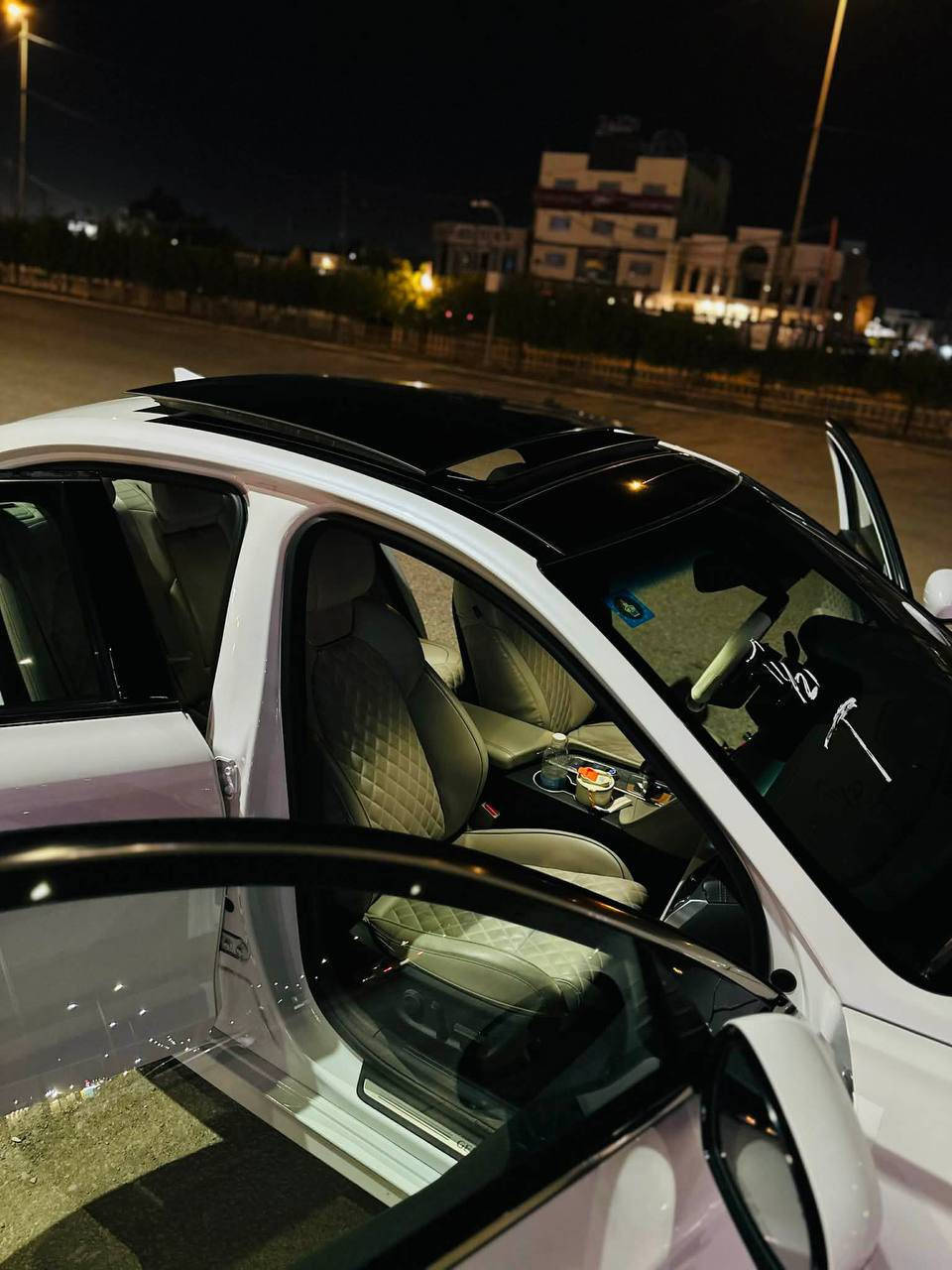 السلام عليكم
Genesis G70 Sport Prestige 2022

رقم بغداد ب اسمي تحويل ثاني يوم

لون أبيض – 

ماشيه 49 ميل

محرك 3.3L V6 توين تيربو بقوة 365 حصان

كير 8 سرعات – فجوج بريمبو اصل – تعليق رياضي – Launch Control

أعلى فئة Sport Prestige:

داخلية جلد فخم، مقاعد تبريد وتسخين، شاشة 10.25، عدادات

 رقمية، نظام صوت Lexicon، فتحة سقف، بصمة تشغيل، رادار ٣٦٠ ومواصفات أمان كاملة.

السيارة  كلش نظيفة وجديدة 

حادث تبديل جاملغ الايمن فقط

السعر 235$ وبيهه مجال 

للاتصال ***********
