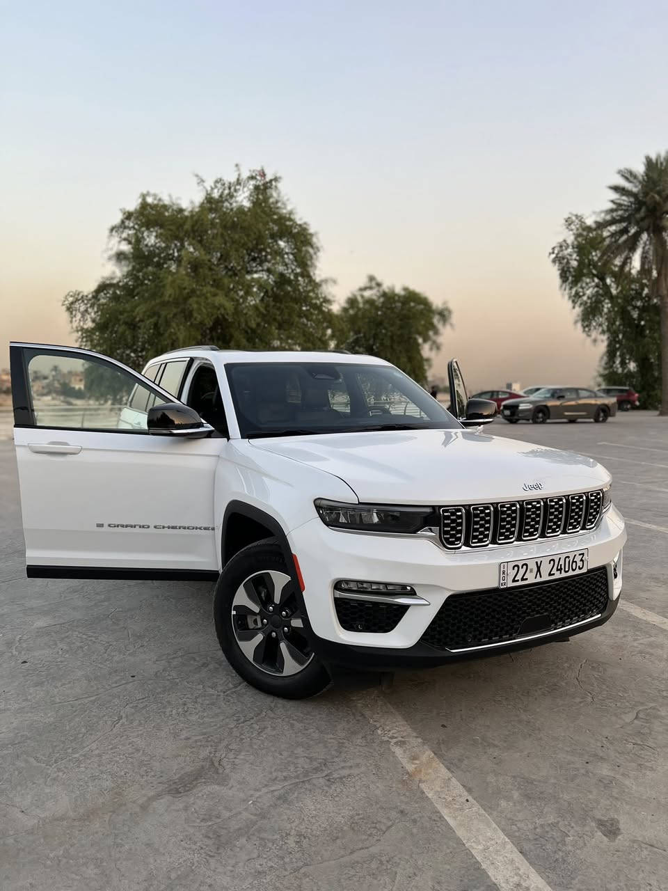 للبيع Jeep Cherokee 2025 🇺🇸
المواصفات:
• وارد أمريكي
• محرك هايبرد مع إمكانية الشحن
• فول مواصفات
• سقف بانوراما
• مقاعد جلد كهربائية
• تبريد للمقاعد
• ويل كب
• حساسات أمامية وخلفية
• رادارات متطورة
• رادار أمامي
• كاميرا خلفية
• 3 أنظمة قيادة

الحالة:
• الممشى: 15 ألف
• حادثة خفيفة (بنيد وصبغ فقط)
• بدون إيرباك
• صبغ من امريكا  الجاملغ الأيمن والباب الخلفي جهة السائق
• بدون شواصي
• السيارة بحالة جيدة وواحد على واحد

السعر:
💰 328 ورقة قابل للتفاوض للجادين

الموقع:
📍 بغداد

للاستفسار:
📞 ***********
