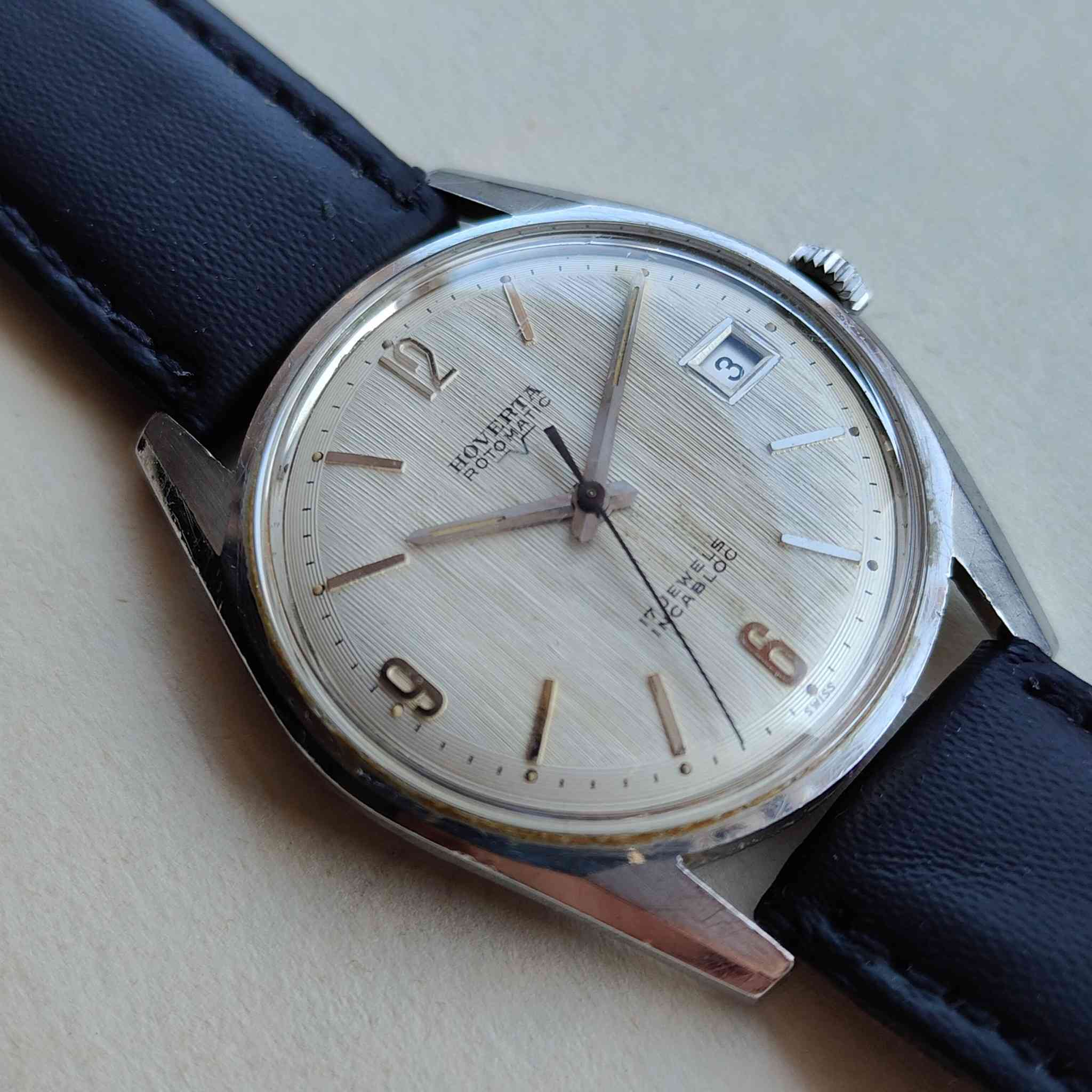 تحفة من الفنتج المعتق
هوفرتا . اوتماتك 
سويسري إنتاج قديم 
سحبة وحدة
نظافة ممتازة جداً جداً 
القطر 34
مينة بتشطيب رائع 
ماكنة إيتا تشطيب ولا اروع
السير مستبدل"

السعر 125 ألف مع التوصيل


**إذا كنت صاحب هذا الإعلان وتريد حذفه لأي سبب، رجاءا أرسل رسالة إلى الدعم الفني**