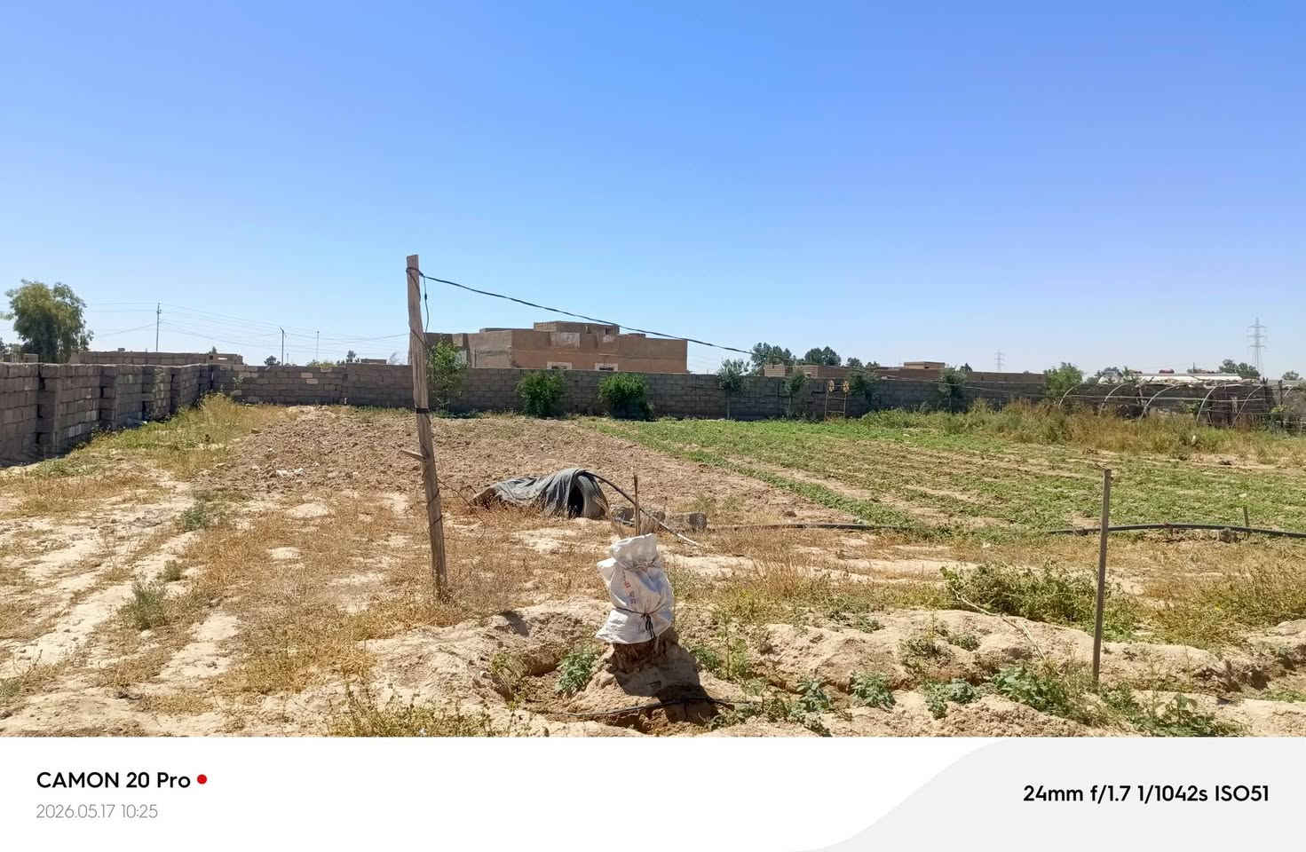 سلام عليكم بيت للبيع اربع قرف ومطبخ وربعه خارجيه وقطعت ارض مسيجه مزرعه ***********
