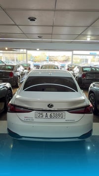 2023.       LEXUS ES 300 h لكزس اي اس ٣٠٠ هايبرد  محرك اربعه سلندر ٢٥٠...