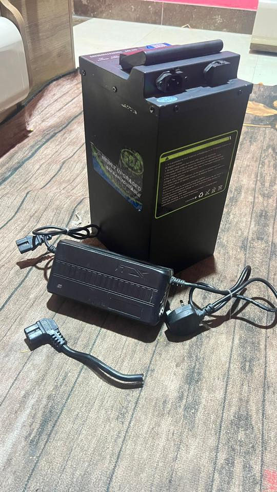 بطارية ليثيوم للبيع مع ضمان وصل سنتين على البطارية اي خلل ترجع للشركة 72v بأعتبار 6 بطاريات تگعد على جميع الدراجات 
30 أمبير استخدام شهرين 
مع شاحنة الأصلية مالتهه
السعر 350 الف وبيهه مجال قليل 
العنوان : البصرة ياسين خريبط 
الرقم : ***********
