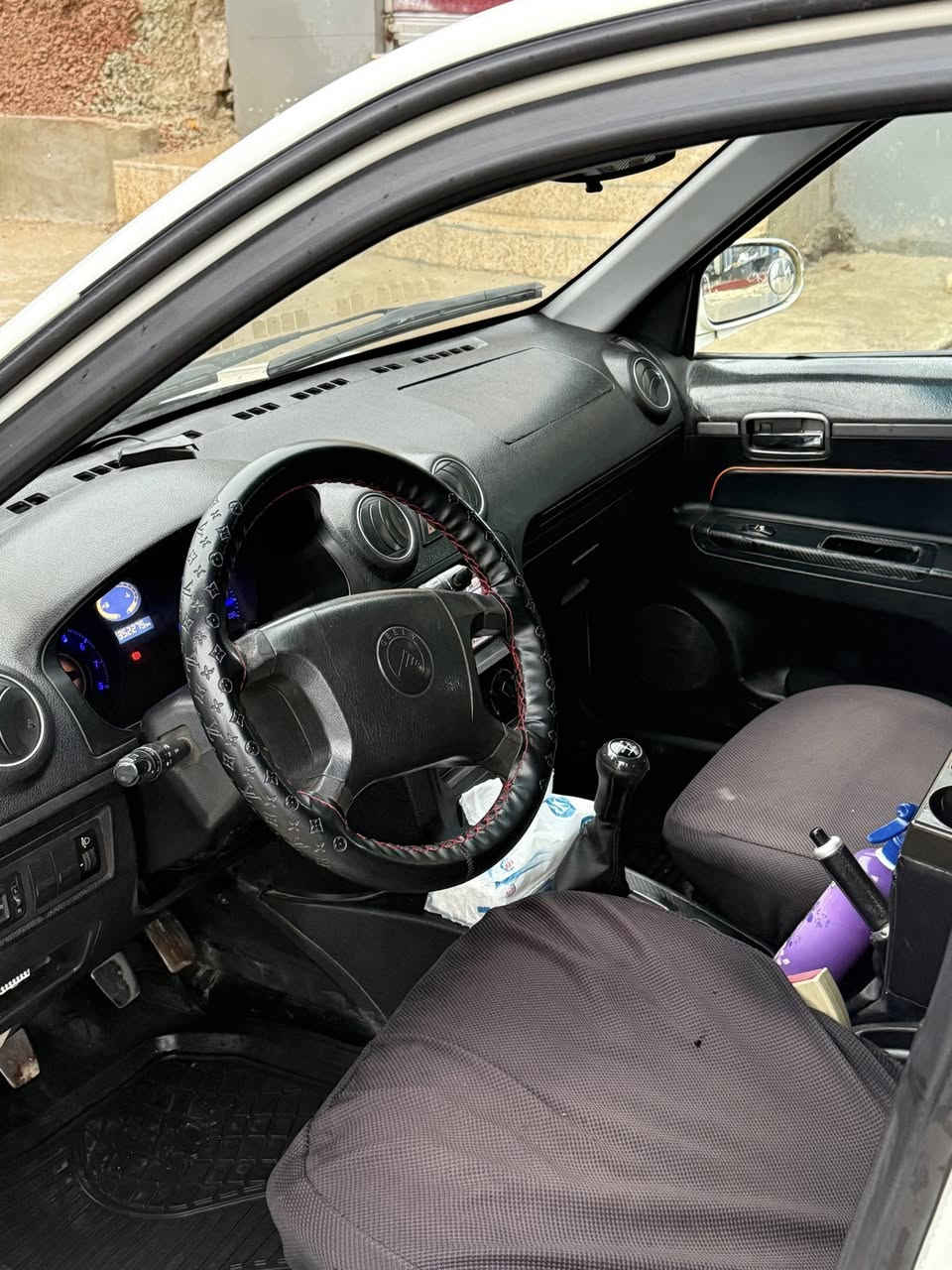 السلام عليكم سي كي 2013 للبيع 
محرك وكير شرط لستيك كور فقط 
رقم نينوى سنويه نهايه 2027
مصبوغه حزام جماليه فقط غرامات صفر
شرط وكاله والتحويل طخم امامي وخلفي جديد 
وايرمنيه شغاله تبريد وتدفئة شغاله كابون إلكتروني 
السعر 46 $وبيها مجال للطيبين رقم الهاتف ***********الاسيا *********** مكاني موصل حي العربي
