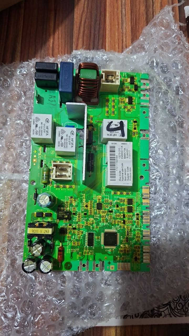 هذا المنتج عبارة عن لوحة أم (Motherboard) للتحكم في غسالة ملابس Electrolux، وتحديداً الطراز EWM09311CA.
الموديل المتوافق: Electrolux EWM09311CA.

رقم القطعة: 132731211.

الوظيفة: تعتبر لوحة التحكم الرئيسية للغسالة، المسؤولة عن تشغيل البرامج، ضبط الجهد، والتشخيص الذاتي للأعطال.

الميزات: تتميز بتصميم مقاوم للماء وسرعة استجابة لأوامر التشغيل.

توافق إضافي: متوافقة أيضاً مع بعض طرازات AEG و Zanussi.

⚠️ إخلاء مسؤولية: قد تتطلب صيانة أو استبدال لوحات التحكم الإلكترونية خبرة فنية؛ يرجى توخي الحذر أو الاستعانة بفني مختص لتجنب الصدمات الكهربائية أو تلف الجهاز.


**إذا كنت صاحب هذا الإعلان وتريد حذفه لأي سبب، رجاءا أرسل رسالة إلى الدعم الفني**