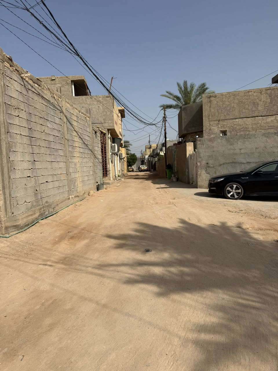 السلام عليكم بيت للبيع مساحة (١٠٠م) عقد ٣٥ بي اقرار من البلديه / البيت كامل كما موضح بلصور البيت بكربلاء بشارع المدرسي قريب ع حولي ابو مهدي المهندس غرفه جوه وغرفتين فوگ استقباال صاله مطبخ صحيات داخليه وخارجيه البيت كامل وجاهز لسكن السعر (٧٧) بي مجال التواصل (***********)
