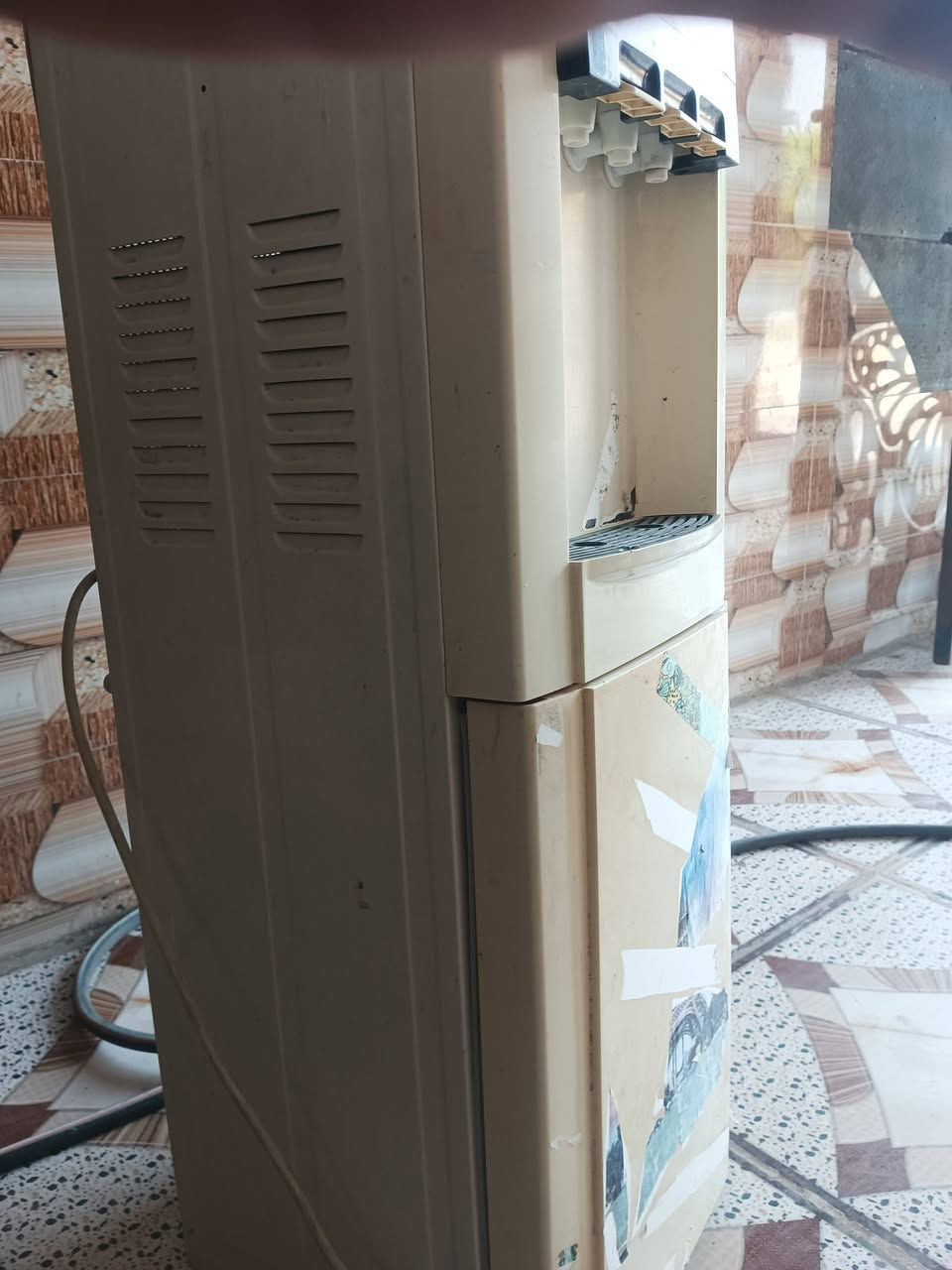 براد للبيع السعر 20العنوان الخمسه كيلو قرب اسواق الاصدقاء للتواصل رقم الهاتف ***********
