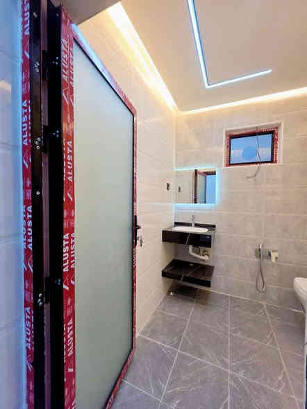 دار زراعي حديث للبيع منطقة السبع ابكار قرب جوهرة لبنان الجديدة المساحة ٧٥ متر يتكون من استقبال ومطبخ وثلث غرف نوم وحمام عدد ٢ ومنور وبيتونة وسطح والبيت فارغ جاهز للسكن والمنطقة خدمات كاملة ماء ومجاري وتبليط الاستفسار *********** علمآ غير متواجد علة الفيس
