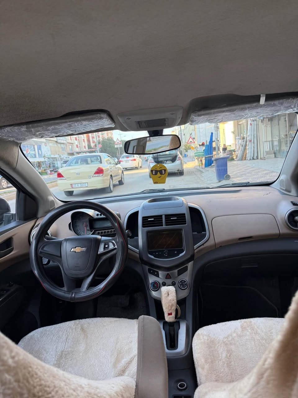 شۆفلێت سۆنیک ٢٠١٣
سەیارەکە براوەی دوبەیە
سەیارەکە زۆر زۆر جوان و بێمەسرەفە
چوار تایە و ویلی لۆکی لە ژێرە
گیر و مەکینە و کارەبایاتی بە شەرت
سەیارەکە مالی دۆستە
زۆر زۆر کەم مەسرەفە بانزین زۆر کەم ئەخوات
سەیارەکە ناو زەردە و شاشە گەورەیە تاقم کوشنێکی زۆر جوانم گرتوە
تەبریت گەرم و سارد بە شەرت
برێک و هەموو گیانی مەزبوتە

سعری ٤٠ گەڵاو مەعامەلەیەکی کەم
 
گۆرینەوەش ئەکەم لەسەر دڵ گرتن

*********** السليمانية, العراق
