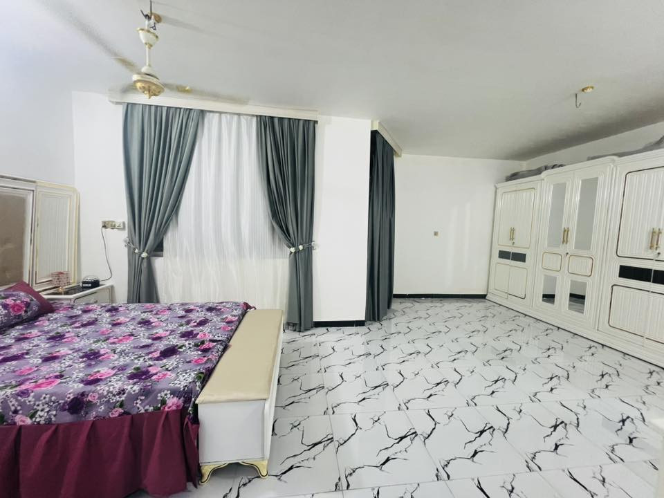 السلام عليكم 

بيت للبيع  كريطعةقرب ملعب السلام يتكون من غرفه ومطبخ وكيلدور وصاله حمام داخلي وصحيات خارجي وداخلي 

للاستفسار: ‭0786 741 2072‬
