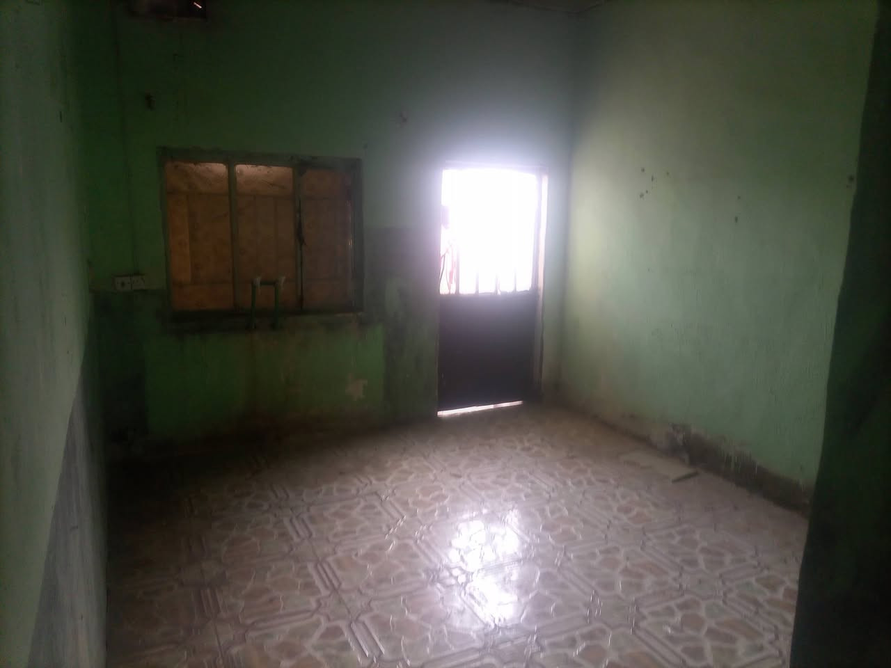 دار للبيع  في شارع النفط قرب اسواق الصدرين مساحه 260 متر
اثنين غرف 
مطبخ 
هول 
استقبال 
حديقه 
صحيات خارجيه 

الاستفسار الاتصال على الرقم 
***********
