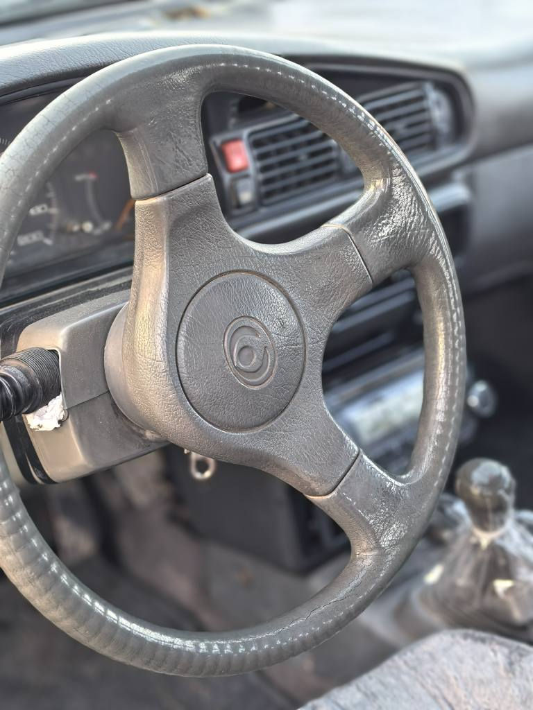 بسم الله 

مازدا  1990
ئاڕم پلاستیک سلێمانی 
مەکینەی هەشت و بەخ
ڕەنگی نەوتیە 
تایەی تازەو ویلی سۆپەری لۆکی لە ژێرایە
کارەبای و گەرمی  و لایت و تەجیل  و فڵچەی پێش و دوای ئیشەکات  
هیچ هیچ دەعمی پێوە نیە  
دەعامی بۆ دەعامی بەشەرتی فەحس 
ئاڕمەکەی بەشەرتی ئەوەلیات 
سعری ۲٦ گەڵا و مەعمەلەیە 
گۆڕینەوەش ئەکەم لەسەر دڵ گرتن
سلێمانی هەواری شار 
(***********)(***********) السليمانية, العراق
