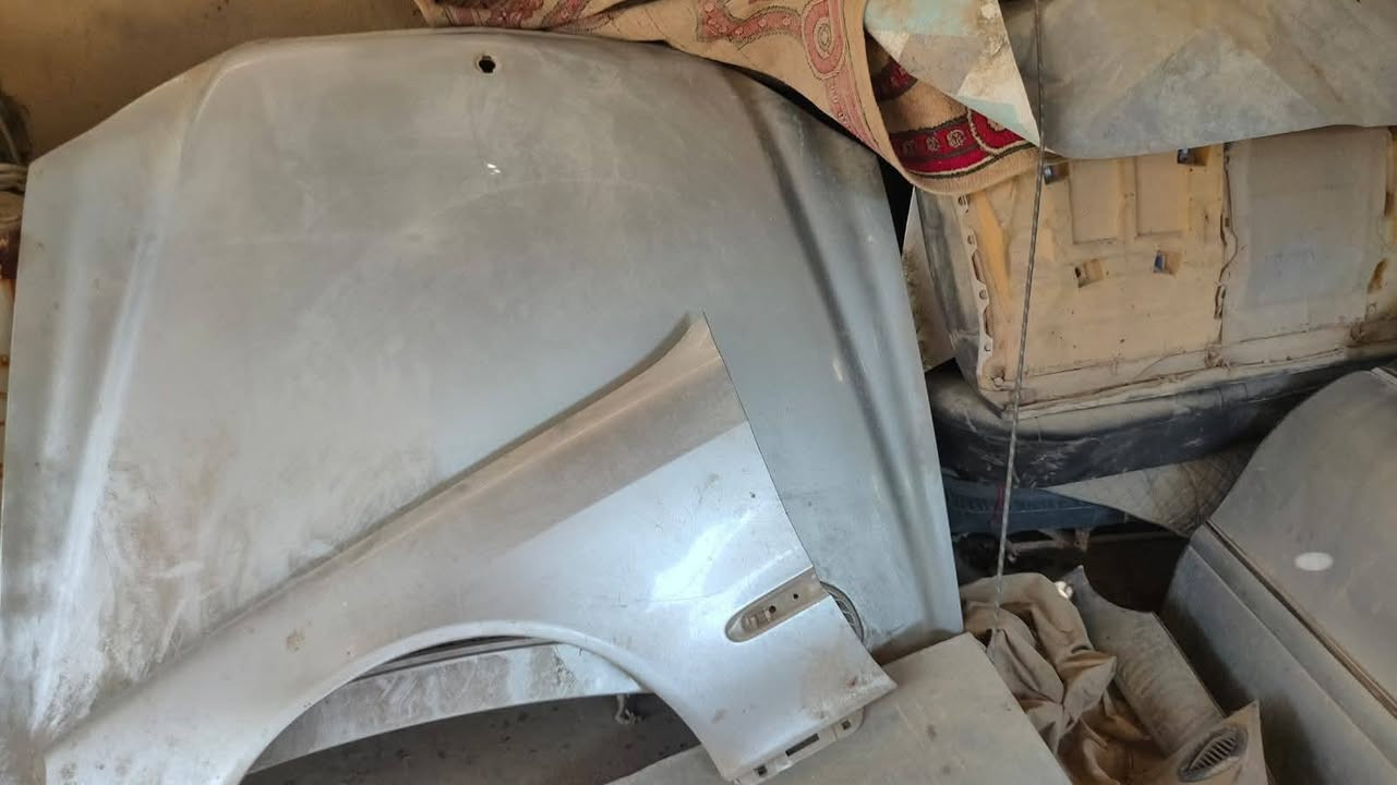 السلام عليكم غراض مارسدس غواص مديل 2000غراض نضاف بس يحتاجن ترتيب
بنيد امامي 
بنيد خلفي 
تخم كشنات نضيف بس الكشن مال سايق بي شك زغير 
جاملغات اماميه 
و٤ بيبان نضاف هنه والبطانه مالتهن والكهربائيات 
للبيع السعر 2مليون وبيهن مجال ابيعهن كلهن سويه 
مكاني بصره كرنه للتواصل خاص او علا هاذ الرقم 
***********
