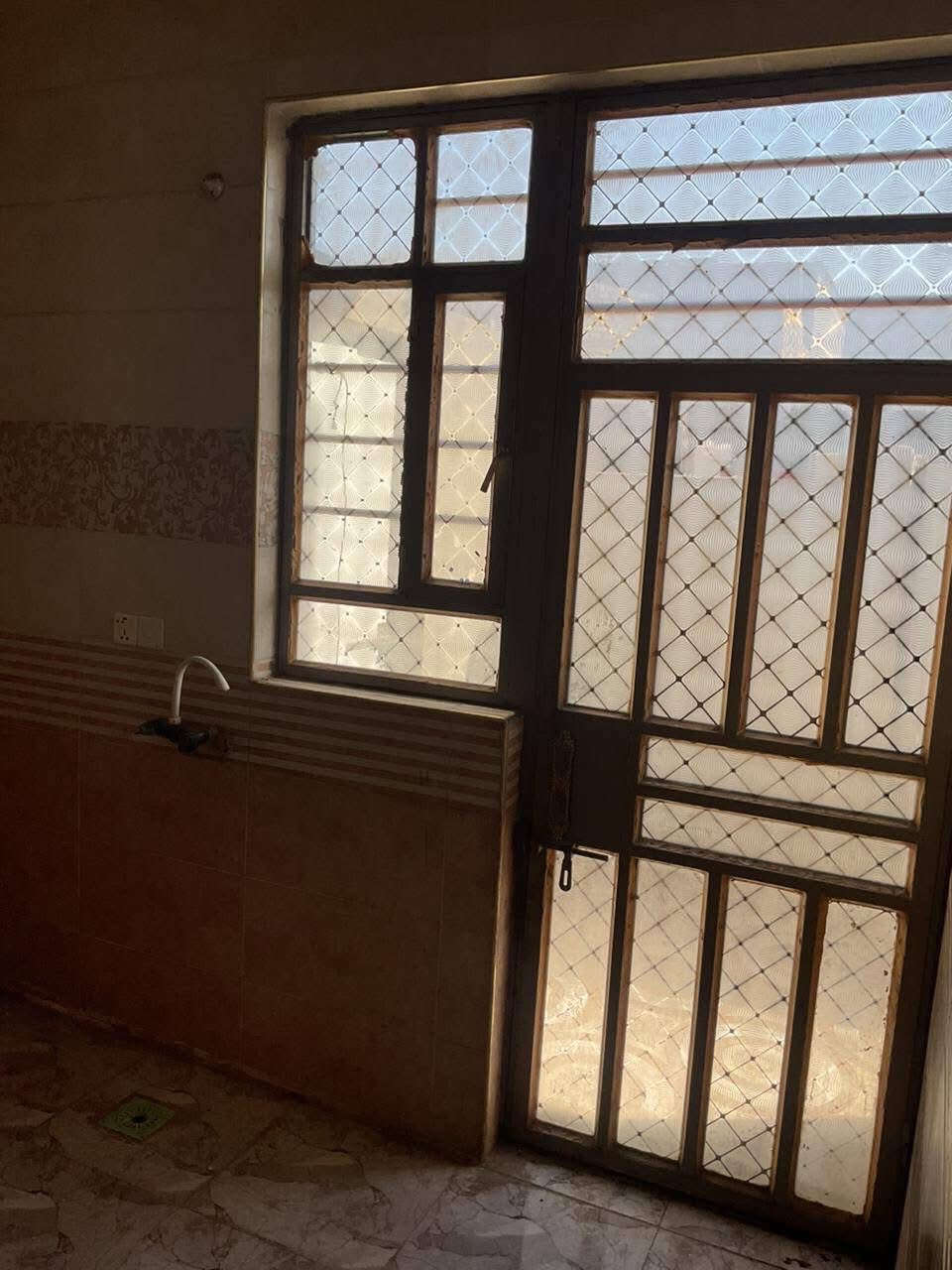 دار للبيع ابو شمع بداية اول شارعين
زراعي سند ٢٥ وبي قصاصه تطويب  المنطقة  بيها مجاري
يحتوي على غرفتين وهول وستقبال ومطبخ وصحيات ٢ ومنور عدد ٢
وكهرباء ومي اسأله الأساس رفت بناء ٢٠٢٤ 
مساحة الدار ١٠٠
سعر الدار  45 وبي مجال

للإستفسار الاتصال ***********
إشارة الأصدقاء
