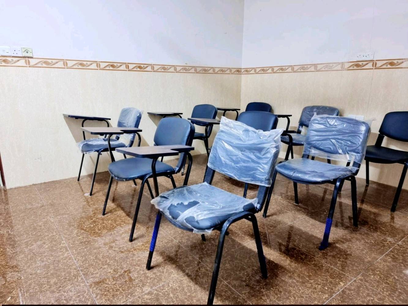 مقاعد دراسية للبيع 
مستخدم قليل
عدد ٢٥