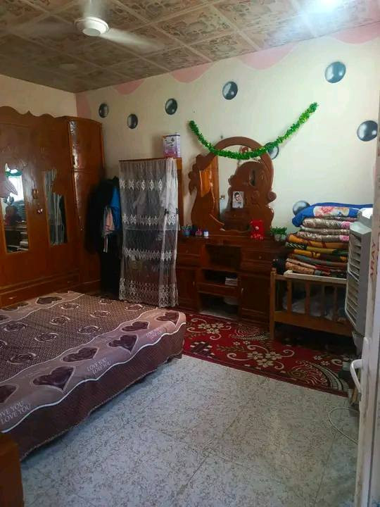 للبيع مساحه (١٥٠ ) واجه (٧٥٠) ونزال (٢٠) تقاطع القدس مجاور مستشفى اورام قريب على شارع العام بناء حديث كامل من كل شي بس حول غراضك خدمات موجوده فقط تبليط متكون من غرفه نوم وصحيات ومطبخ وصاله واستقبال وكراج سياره ومناور طابو زراعي  ***********
