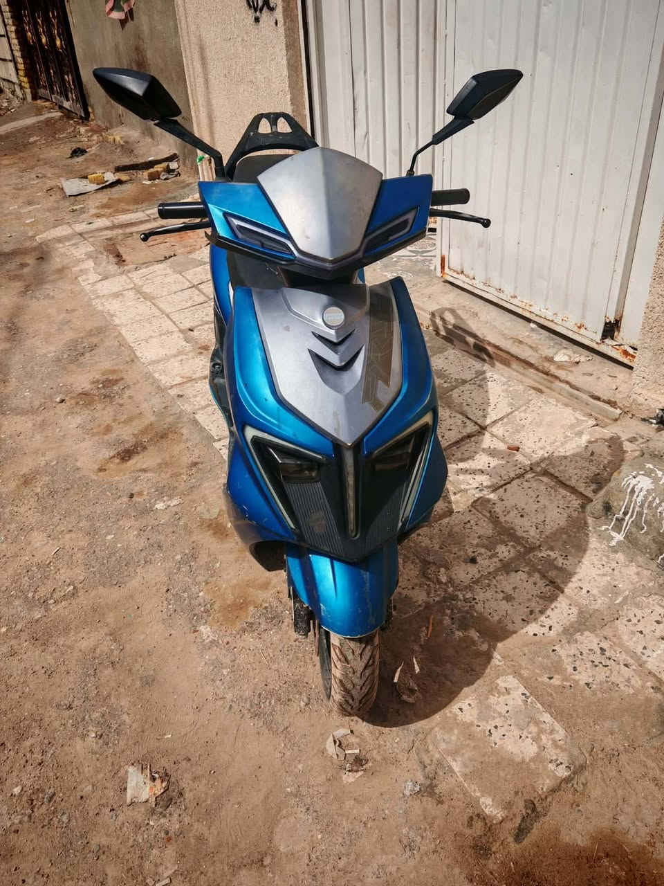 السلام عليكم  دراجة سكنس ماليزي دراجة نضيفة  علة الفحص محرك نضيف كابريتر جديد تجفيتة وحدة تجفيتة كاملة  محرك اخرس 350
وبي مجال الطيبين رقم الموبايل ***********
