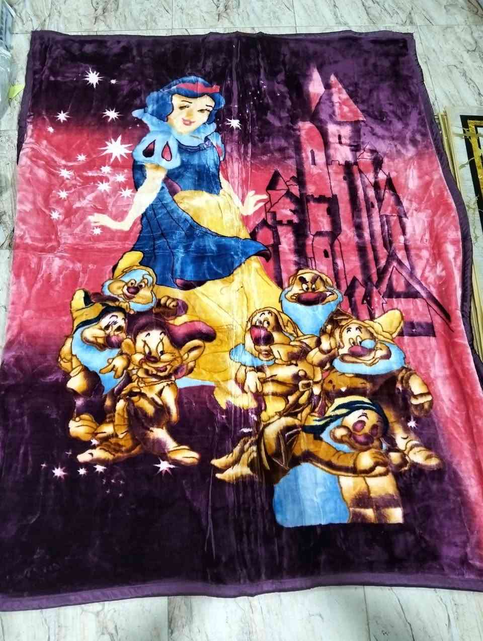 بطانيات نفر سعر القطعة ب9000 
تغطي لحد عمر 13 سنة 
ثقيلة وزن 3 كيلو 
العنوان التحرير دور الجاهزة مقابيل محل كرزات حمودي يوجد توصيل ***********
