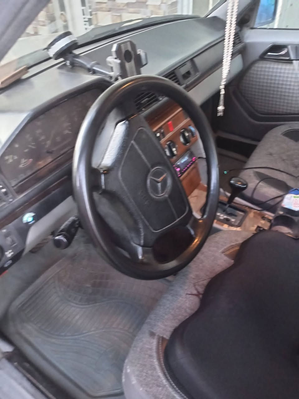 السلام عليكم 
من رخصه الأدمن
عندي سياره دب موديل 89
لون رصاصي
محرك ونجي ثنين ونص
6 سلندر
محوره غاز 800لتر
رقم نينوى 
انكليزي 
بأسمي 
سنويه الى 
2030
تخم تاير 
باتري جديد 
خير من الله 
السعر78
مكان السياره ديالى 
رقم الهاتف ***********
