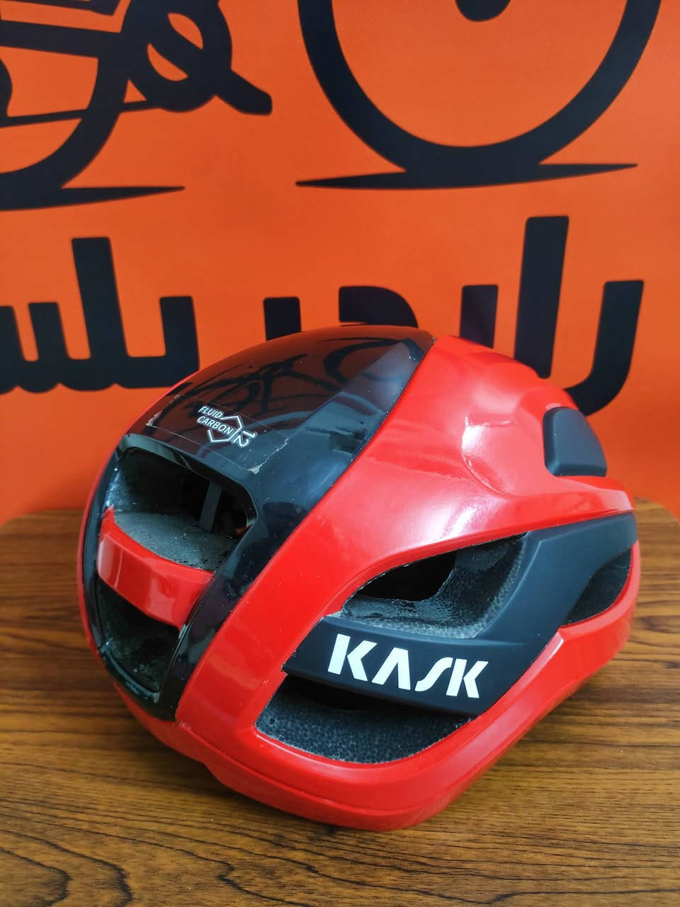 متوفر خوذة ماركة KASK الأصلي صناعة ايطالي مختوم🇮🇹 

 مختوم ختومات اصلية جديد غير مستخدم ✅💯 😍 

اللون احمر واسود نار مميز 💥😍

 شوية وصف عن الخوذة ⬇️⬇️

 Kask Elemento هي خوذة دراجات هوائية متقدمة مصممة للأداء العالي والسلامة الفائقة. تم تطويرها بالتعاون مع فريق INEOS Grenadiers للسباقات، وتستهدف الرياضيين المحترفين. 

الميزات والمواصفات الرئيسية
السلامة المبتكرة: تستخدم الخوذة تقنية "Fluid Carbon 12"، وهي مادة مركبة تمتص طاقة الصدمات بشكل أفضل من المواد التقليدية وتوزع القوة الناتجة بشكل متساوٍ عبر الهيكل. كما تحتوي على بطانة داخلية من "Multipod" مطبوعة بتقنية ثلاثية الأبعاد، مصنوعة من مادة مطاطية مرنة تساعد على إدارة طاقة الصدمات الدورانية والخطية.

الديناميكا الهوائية والتهوية: تم تصميم الهيكل لزيادة تدفق الهواء وتنظيم درجة حرارة الرأس بشكل مثالي ("Hyvent"). يتيح استخدام مادة Fluid Carbon 12 تقليل سمك بطانة البوليسترين الموسع (EPS)، مما يزيد من حجم القنوات الداخلية ويحسن التهوية والديناميكا الهوائية.

الملاءمة والراحة: نظام التثبيت "Octofit+" يوفر ملاءمة مخصصة وآمنة، مع قرص مطاطي جديد لتحسين القبضة ودعم مريح للرقبة. البطانة الداخلية مصنوعة من صوف الميرينو.

متوفر توصيل سريع لباب بيتك لكل محافظات العراق! ⚡🚚

يمكنك الطلب الان عبر الصفحة 📩

للحجز: *********** ☎️

تابعونا ليصلكم كل جديد أول بأول! 💥

#رايدر_بلس
