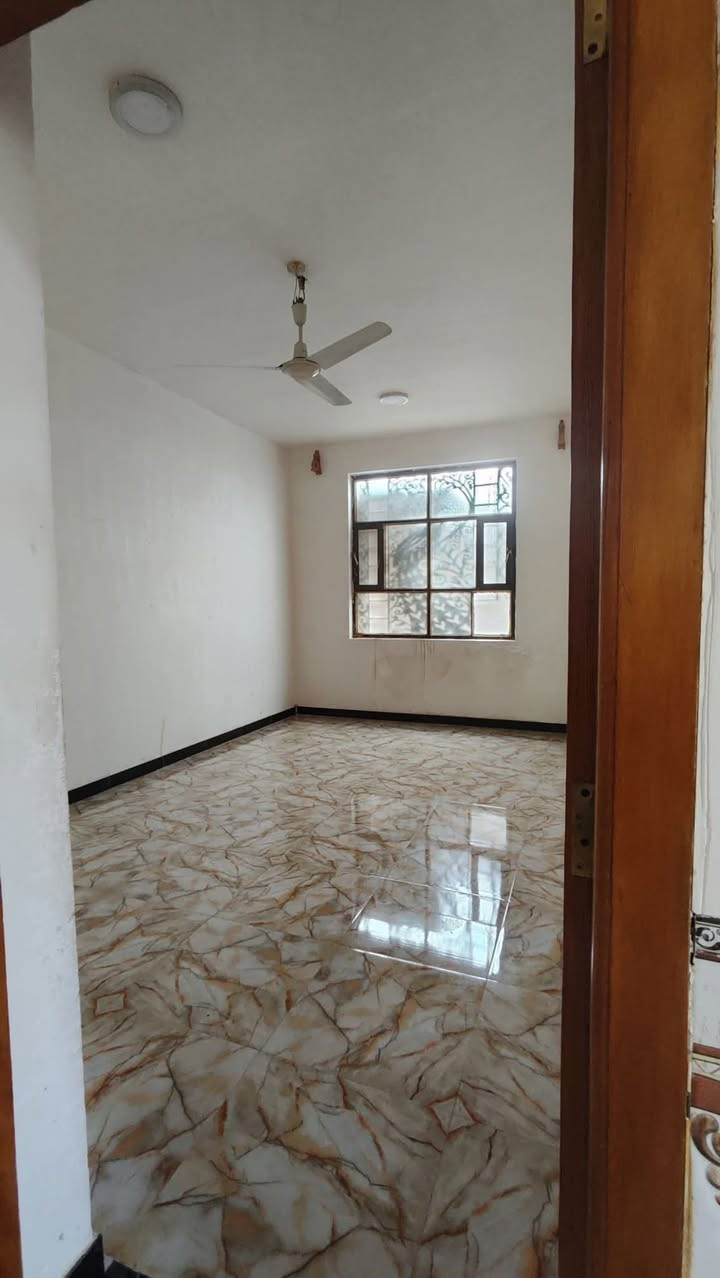 السلام عليكم ...
بيت للبيع طابو صرف خلف مدرسة بنت الهدى الابتدائية 
قريب على السوق 
مساحة البيت   (  237 م  )
 يحتوي على ...
1- غرفتين قياس لكل منهما  ( 3.5 عرض )  في  (  5.5 طول ) 
 2- وصالة قياس( 3.5 عرض )  في  ( 7.5 طول)
3-  وبراني  ( 3.5 عرض )  في  (7.5 طول) 
ويحتوي على حمام داخلي وخارجي
 والسقف البيت اعگادة شيلمان وزن ثقيل 
 والاساس كونكريت 60 × 40 
وارتفاعه عن الشارع 1 متر تقريبا
 وكما موضح بصورة ممر على طول البيت  وكذلك مع وجود مقطع فيديو مصور للبيت كله 
لمعرفة السعر اتصل على الرقم
***********

الموقع الجغرافي..... 

https://maps.app.goo.gl/TEVq7zJDCg2dxh2v6
