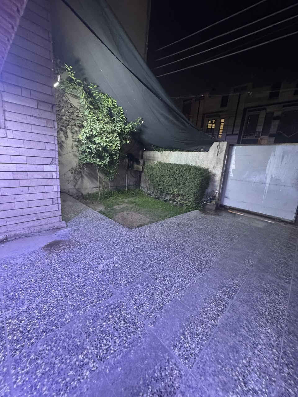 للايجارالسيديه بيت 150يحتوي على ثلاث غرف نوم ثنين كبار وحده صغيره صاله كبيره مطبخ كراج حديقه للاستفسار ***********
