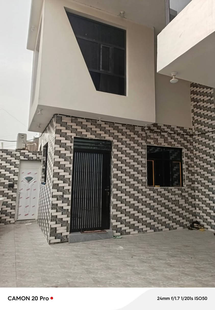 السلام عليكم ورحمه الله وبركاته 
#بيت #في #حي #الحكم قرب شارع الصداقه 
بناء فول درجه اولى طابقين
#مساحه البيت 250متر 
سنه البناء 2025بشهر 8تم تشطيب البيت في الكامل 
عدد الغرف 5
 طابق الاول غرفتين براني 8متر ومطبخ حار وبارد وصاله كبيره وكراج سياره 
طابق الثاني 3غرف كل غرفه 7_ب4
وصاله وصحيات 
بيت جاهز لسكن ودرجه اولى 
الاستفسار أكثر اتصل على الرقم التالي واتساب 
***********
***********
من لديه الرغبه بعرض عقار نوفر لكم المشتري بقرب وقت ممكن
