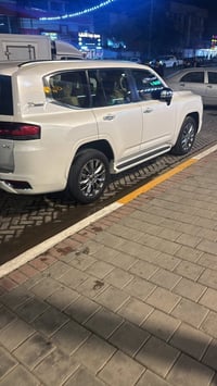 لاندكروز VX • ٢٠٢٢ • ٥٩٠٠٠ كم