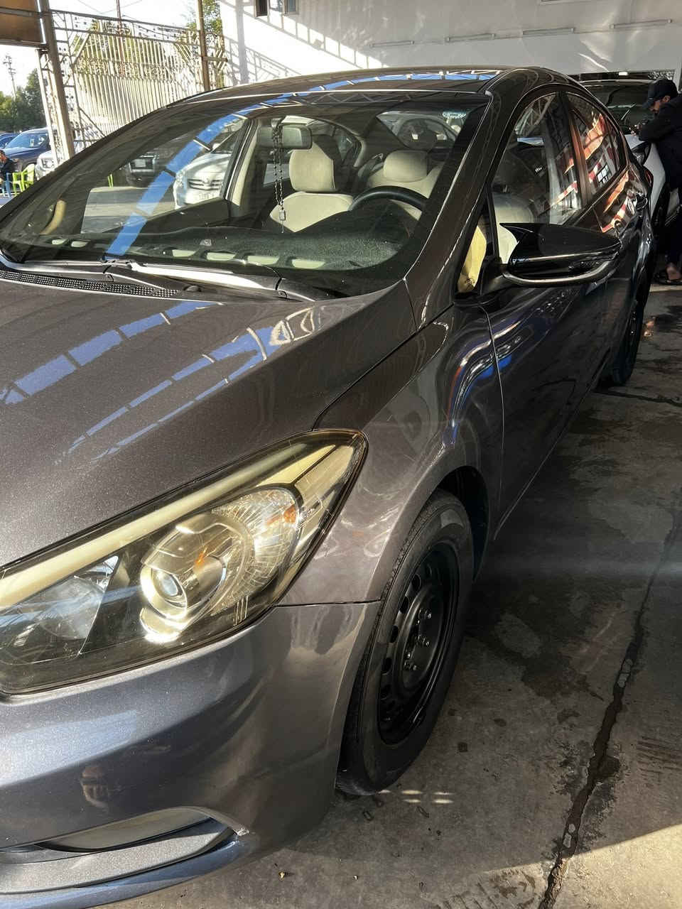 السلام عليكم 
كيا سيراتو 2016 خليجي
بيهة صبغ بنيد اثر جراد و جاملغ خلفي 
السيارة حلوه و جاهزة و كلش نضيفة 
و شرط مكينه و كير ممفتوحات 
ماشيه 83km 
مواصفاتهة نص فول 
كاميرا و شاشه و حساسات خلفيه و حاجب LED و بلوجكترات و اني مسويلهة عين الشيطان لون احمر 

عارضهة :ب 114 و بيهة شويه مجال
مكاني : بغداد - البياع
للأستفسار : ***********
