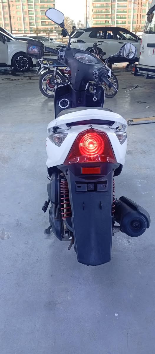 ثعلب جيتي ار فحل لون ابيض صدفي
دراجه احلا من الصور محرك برغي مامفتوح منه كفرات جديدة ختم واحد نگرة بكل وكت دراجه مداريها محرك بالجيس تتعب تكول عليها جديدة الدراجه بدون مراوس فقط بيع الشراي يتصل والي يعجبه يجيب 10 فيترية وياه ويجي  وهذا رقمي *********** عنواني الدولعي الخطيب الزراعي
