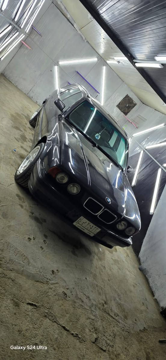 السلام عليكم بي ام 500
محرك v8 حجم 44 حاويه وشرط الفحص السياره اصلv8
كير عادي zf خمس نمر جديد وطبكه توني شادهن
اللون اسود غير محدد 
رقم بغداد باسمي مداور ثاني يوم
السياره فول للاخير كله بلادي
مكفوله من الضربه بيه صبغ بس بنيد ومكانات 
مواصفات السياره
ويل ام دركه ام دوس ام وكله بلادي مو تجاري
دعاميات جدد حاويه 
دبل ايرباك دبل جكمجه 
مري منفصل بجم عريض 
بانوراما حديد بلادي 
جنطه كهرباء وماسحه خلفيه وزراكات بلاد
داخل ابيض ورصاصي وصاج
تفرغات المكينه كله جديد وسيرفس كامل مسويله
السياره مابيه اي شي تجاري وبلاديه
السعر ب71 ورقه وبي مجال واي نقص انزلك من سعره
مكاني بابل رقم الهاتف ***********
