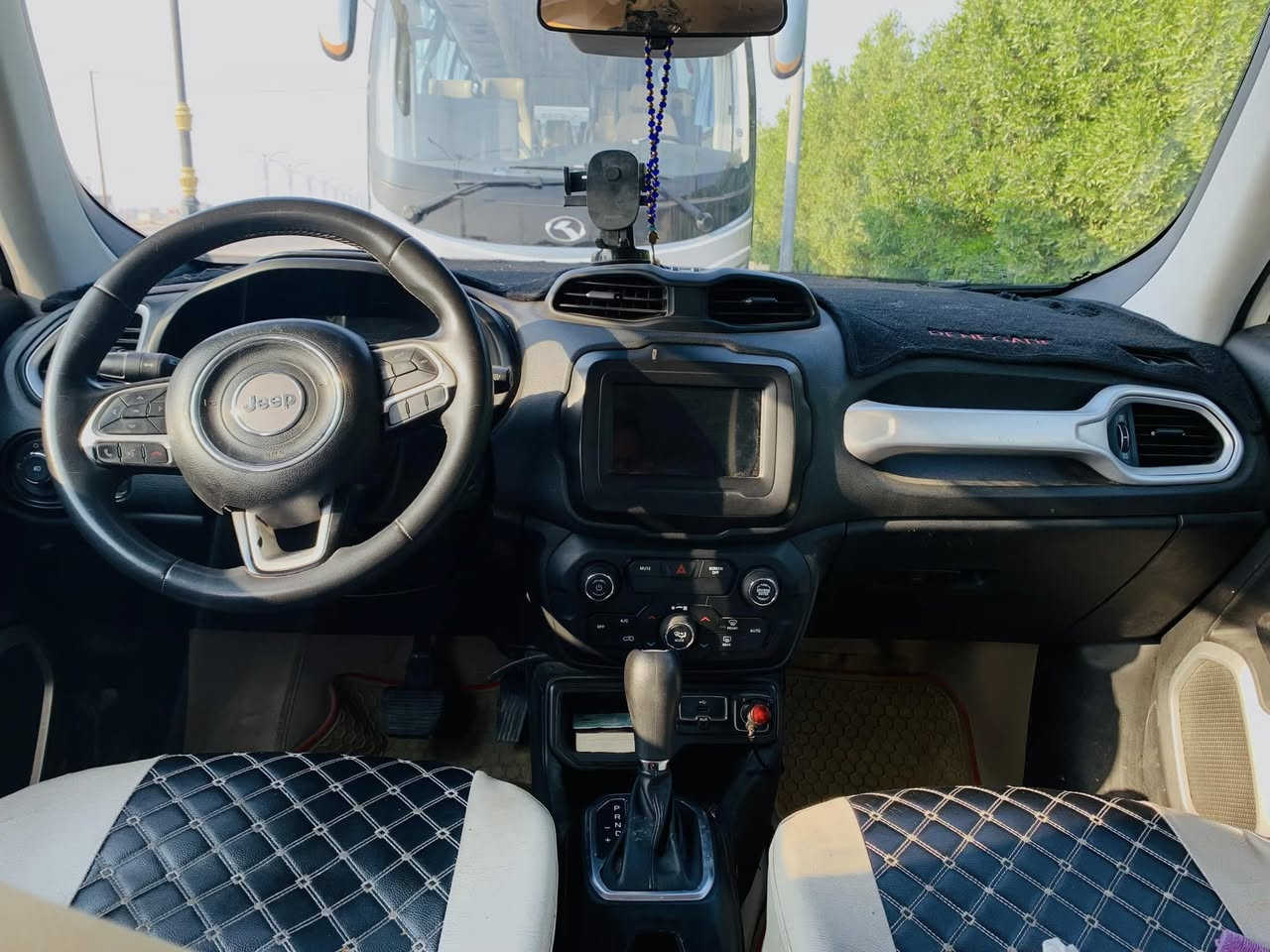 جيب رينجيد 2019  فئه لاتيتيود لون ابيض رقم بصره باسمي سنويه  لل 2027 مشروع وطني  تحويل مباشر 

المواصفات 

محرك 2400 تو ويل  😎

تشغيل بصمه 😁

تحكم ستيرن جهتين ☑️

شاشه لمس ⭕

كير 9 نمر ⚙️

كاميرا خلفيه دواره 🎦

مرايات كهرباء 🛑

مانع انزلاق 🆎

هاندبريك بصمه ✅

كشنات تدفئه وتبريد ❄️♨️

تحكم وتثبيت سرعه 🎮

حساسات اضاءه 🔷

كشافات ضباب 👀

التفاصيل :

محرك وكير كلش حلوات ومابيهن اي نقص او عطل شرط الفحص 

ماشيه  150 الف كيلو 

حداديه ممتازه 

 تبريدها كلش زين ومابي نقص  

السبير  + كتلوگات السياره 

السعر :
💵 119 ورقه 💲💰 وبيها مجاال للشراي تعال شوفها وبيك خير وتدلل 

مكاني البصره ياسين خريبط 
***********
