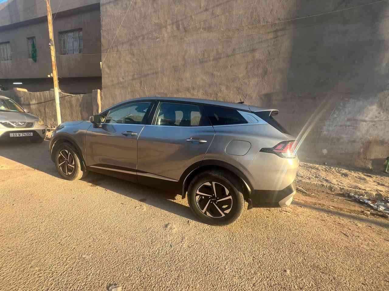 السلام عليكم شباب.. للبيع سيارة كيا سبورتج هايبرد (KIA Sportage) حجم اللارج 
موديل 2024، دفع رباعي ..
لوحات بغداد 
*   الموديل: 2024
*   الفئة: LX (وارد أمريكي)
*   المحرك: 1.6 لتر توربو هجين (اقتصادي جداً وقوي)
*   نظام الدفع: دفع رباعي مستمر AWD
*   الممشى الحالي: 69 الف كيلو حقيقي
*   الحادث موضح بالصور وعندي سونار  
* هزة بعدها مساقطة 
*   المواصفات الأخرى: (رادارات, الحفاظ على المسار، شاشة تفاعلية، كاميرا خلفية، أنظمة قيادة متعددة).
* مواصفات LX معروفة 
السعر المطلوب: ١٨٧ $ورقة بيها مجال بسيط جدا للشراي 
مكان السيارة: بغداد 
لتواصل والاستفسار:*********** واتساب
