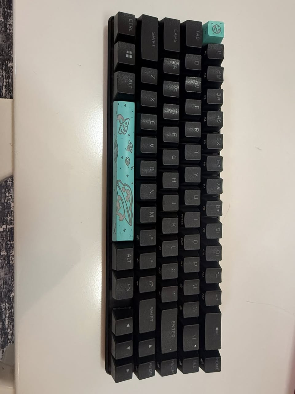 كيبورد من شركة Hyper x لون اسود green switch اوبن بوكس غراضها كامله وياها فول نضافه افحص قبل لتاخذ بيها انماط كلش هوايـه وبيها برنامج خاص تكدر تتحكم بالالوان وسرعة الاستجابه وبقية الاشياء وزن الكيبورد كلش ثكيل صوت السويتشات كلش حلوه ومابيها ازعاج سعره 60 وعندي توصيل لجميع محافظات العراق للاستفسار واتساب ***********
