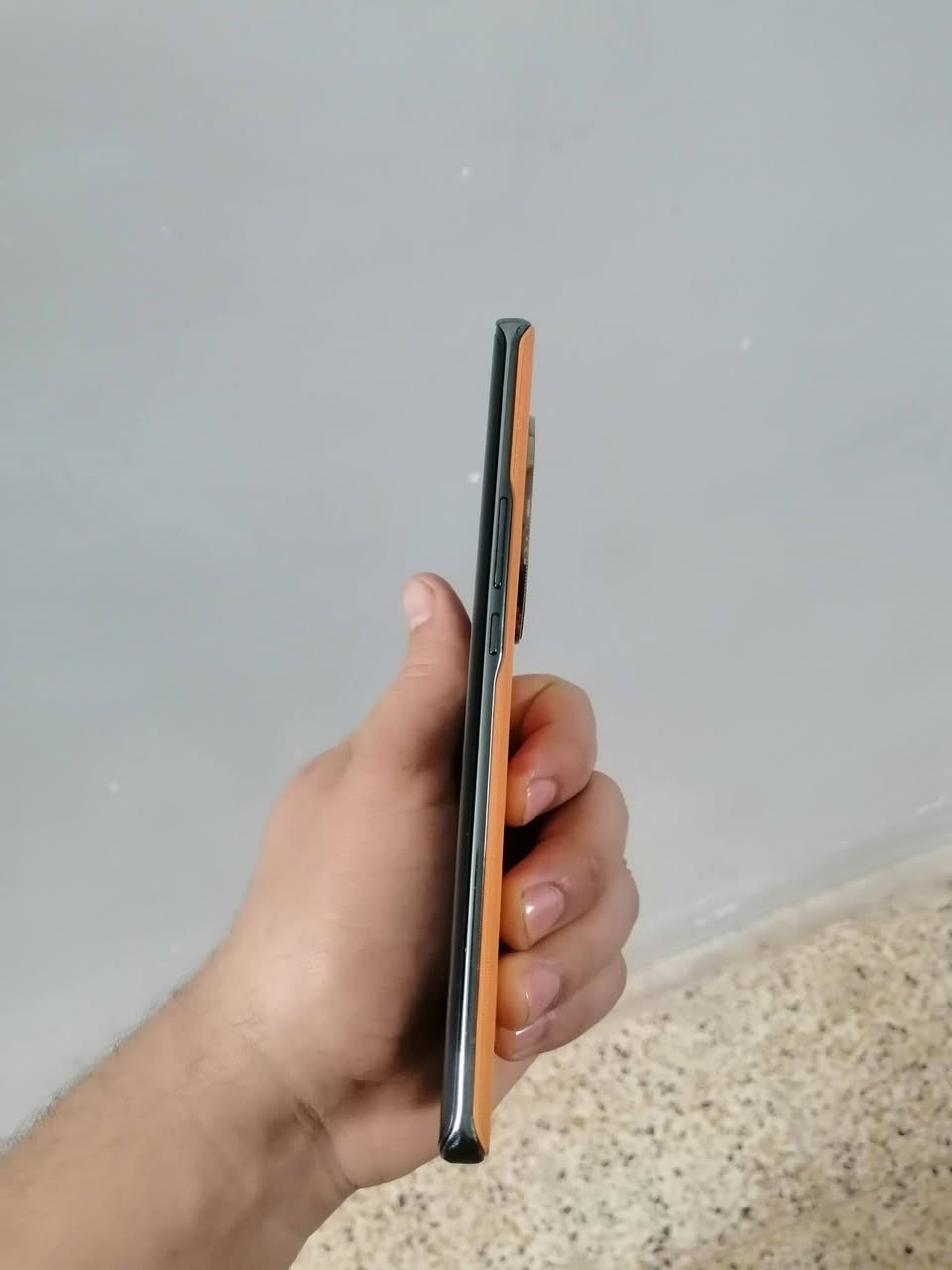 هونر اكس 9 بي فايف جي 
ذاكره 256
رام  12+8
شاشه 120 هرتز
بطاريه 5600
السعر 225 بي مجال 
***********
مكاني الجانب الايمن 
(الجهاز مبدل ضهر فقط )
