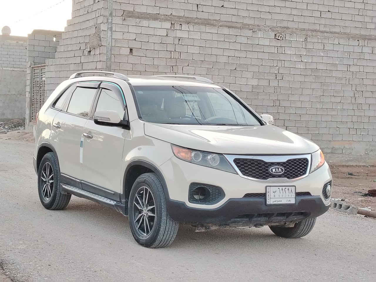 السلام عليكم للبيع كيا سورنتو موديل ٢٠١٢ وارد خليجي سياره مكينه كير حداديه تخم تاير كهربائيات شغاله تبريد ٣قطع ثلج ٧راكب نص فول شاشه جبيره حساسات مري شفط السياره جاهزه من كلشي ومال جناي غرفه جديده السياره بعدهي بالكارتون مابيه كل نقص لو برغي ماتخلي عليه سياره بيه تجيه بصيطه مصبوغه عام سعرها ١٠٥ وبيه مجال مكاني بابل الحله هذا رقمي *********** بيع فقط
