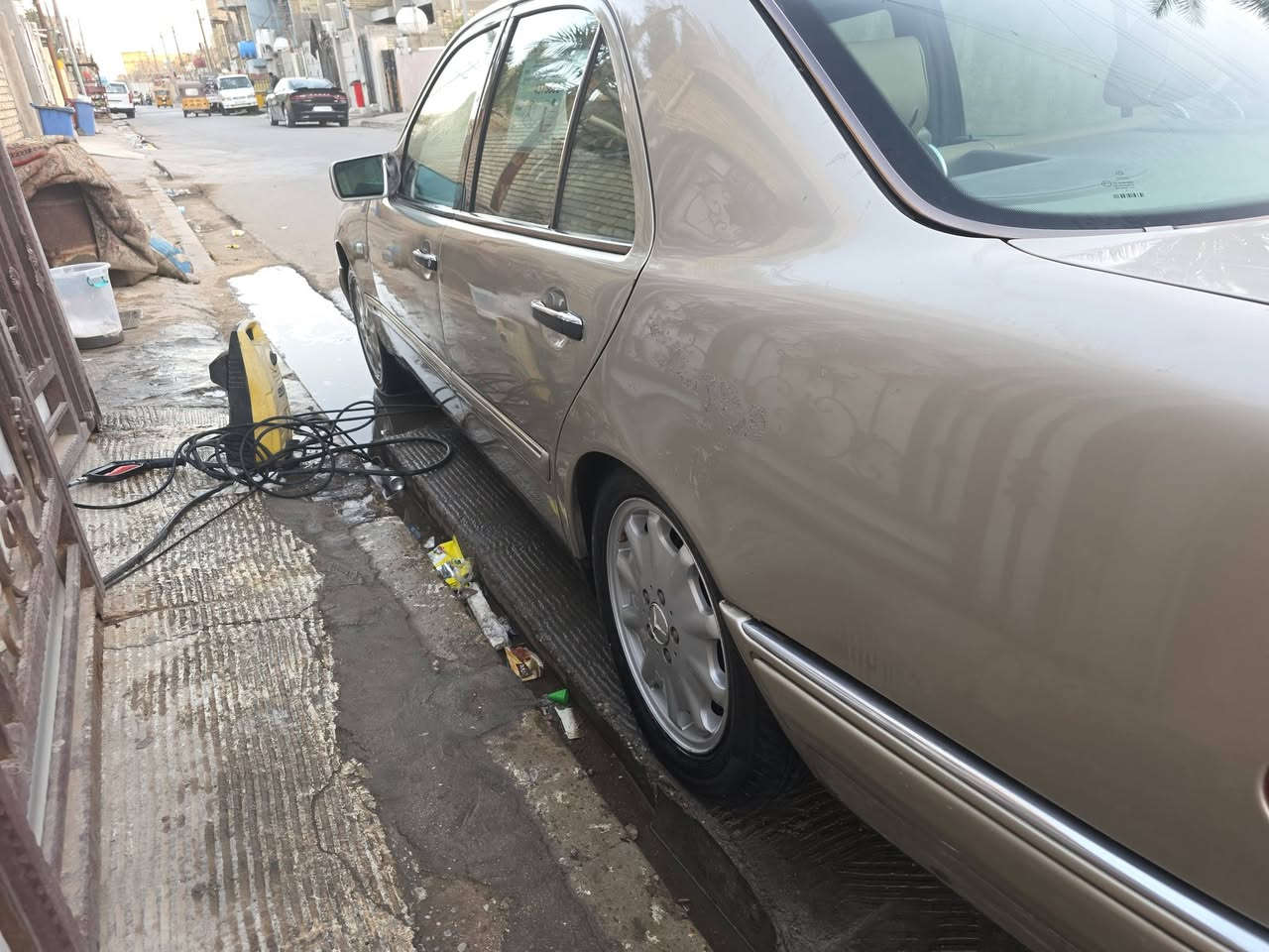 السلام السلام مارسيدس ام عيون مديل ٩٧
لون ذهبي 
كير مكينه خير من الله 
تبريد منظومه جديده 
بيانو 
فتحه سقف 
بيها جراد قليل  بس بابين بيهم  قليل موضح بلصوره 
السعر ٨٥ وبيها مجال 
سياره مصبوغه عام بدون معجون بدون ضربه
رقم بغداد 
العنوان بغداد البنوك 
***********
