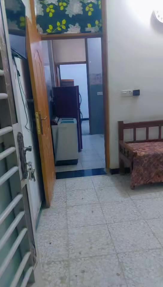 شقه ارضيه مؤثث للايجار عوائل او طالبات السعر ٥٠٠الف مع السحب الموقع الدوره ابو طياره الزراعي شارع ليمونه بالوسط للإستفسار اتصال ***********
