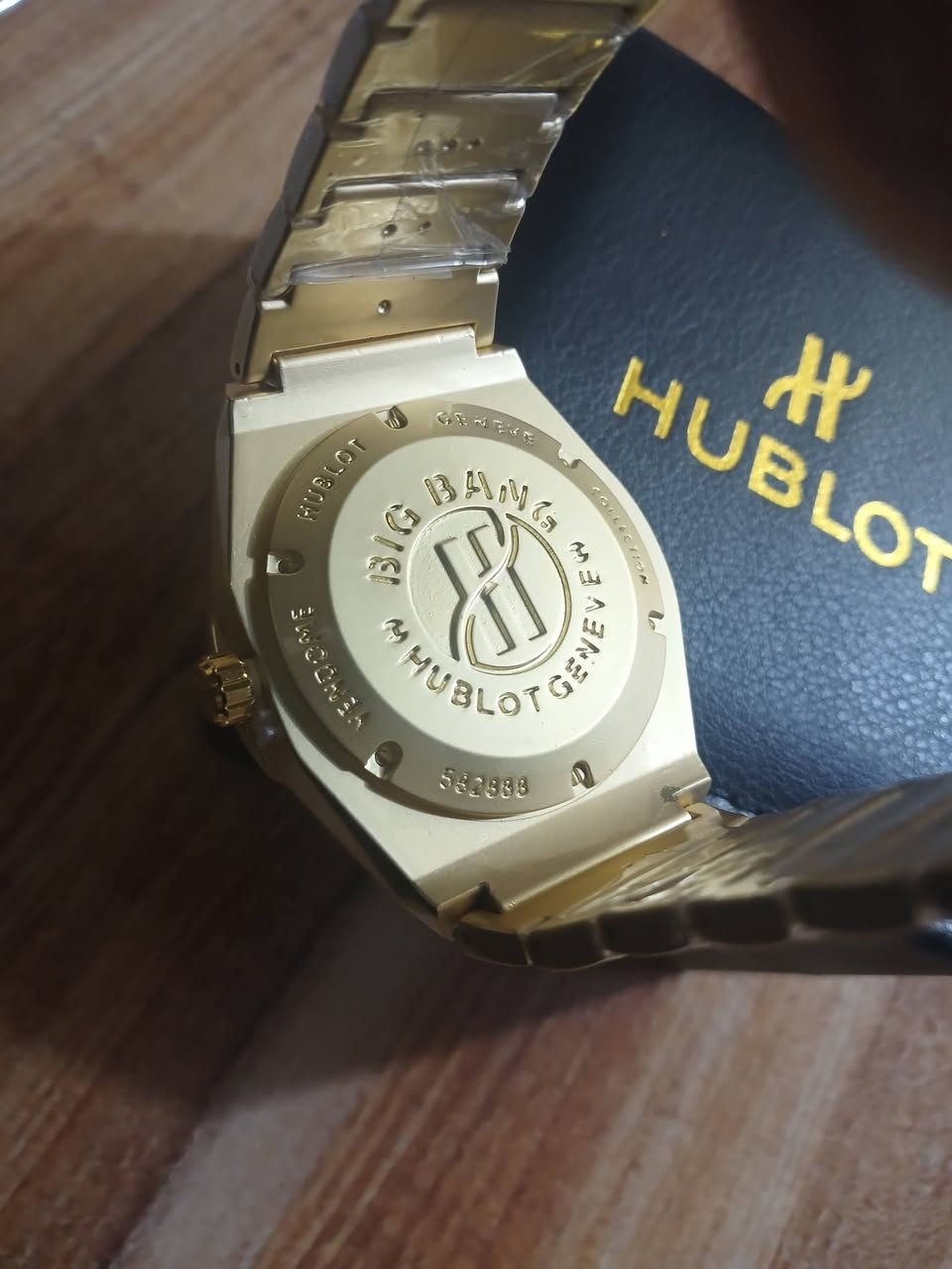 ساعه باله هابلوت  طلعتلي بهذا الشكل مع علبته الاصليه  السعر 30 الف مع التوصيل بالعافيه الي ياخذها
متوفره قطعه وحده فقط
مواصفات الساعة
المينا: بلون الذهبي  (Navy Blue) مع تصميم بسيط وعقارب فضية
الكتابه بالضهر حفر 
وزن ثقيل 
الهيكل والسوار: مصنوعان من الفولاذ المقاوم للصدأ (Stainless Steel) مع تصميم "قص الألماس" (Diamond Cut) الذي يمنح السوار مظهراً مضلعاً فريداً.
الحركة: تعمل غالباً بنظام الكوارتز (Quartz Movement) وتتضمن نافذة لعرض التاريخ


**إذا كنت صاحب هذا الإعلان وتريد حذفه لأي سبب، رجاءا أرسل رسالة إلى الدعم الفني**