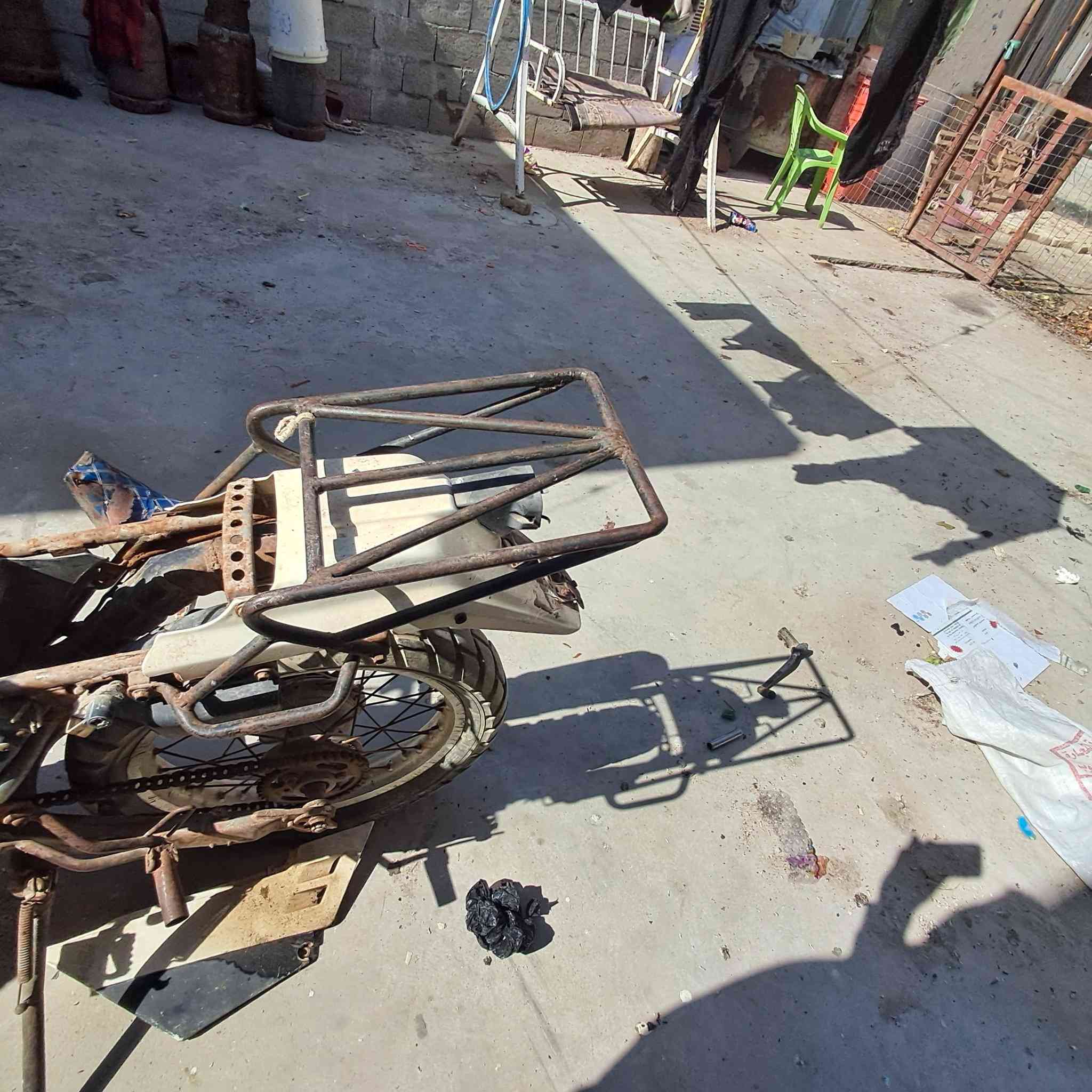 السلام عليكم ( يوجد.توصيل) 
ويل قفاز هوندا  امامي نضيف كلش مابه قطرت خياس  مع تاير.  حجم 21
جاملغ اماي. 
جاملغ خلفي 
وجه مع الايت 
***********
