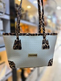 حقيبة نسائية • جلد طري • حجم وسط