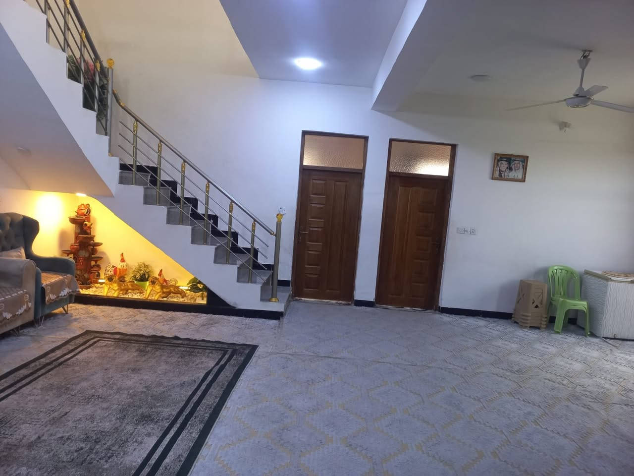 أكيد، هاي كليشة مرتبة وجاهزة للإعلان:

🏡 للبيع بيت سكني مميز 🏡

📍 المساحة: 450 متر
📏 الواجهة: 11 متر
📐 النزال: 41 متر

🔹 تفاصيل البيت:
✅ الطابق الأول:

* مطبخ
* استقبال
* صالة
* صحيات
* غرفتين

✅ الطابق الثاني:

* غرفتين
* صحيات

🌿 الحدائق:

* حديقتين أمام البيت
* حديقة خلف البيت

📞 للاستفسار والتواصل:
0774 708 4177

✨ بيت مرتب ومناسب للسكن العائلي،
