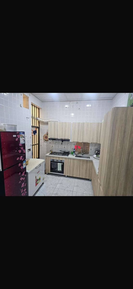 السلام عليكم ورحمة الله
دار ١٠٠ متر طابق ونص طابو صرف حي القدس مطبخ حار وبارد الاستقبال مفصول عن الصاله باب سلايت كهرباء ماء مجاري ميزانيه ماء وكهرباء ومولد مدارس
للاستفسار *********** السعر عبر الاتصال رجاء
