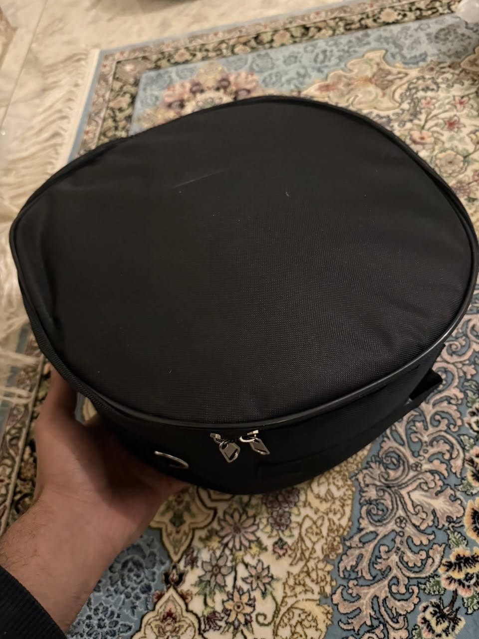 هو طبل لسان فولاذي (Steel Tongue Drum)، ويسمّوه همين هاند بان صغير أو طبلة تأمل.

🔹 شنو هو؟

آلة موسيقية مصنوعة من معدن، بيها فتحات (ألسنة) مقطّعة بشكل معيّن، وكل فتحة تطلع نغمة مختلفة (مكتوب عليها أرقام حتى تعرف أي نغمة تعزف).

🔹 شلون ينعزف؟
 • تضربه بعصيان مطاطية (غالبًا تجي وياه).
 • أو تعزف بأصابعك.
 • صوته هادئ وناعم ومريح للأعصاب.

🔹 استخدامه:
 • للاسترخاء والتأمل 🧘‍♂️
 • للأطفال لتعليم الإيقاع
 • موسيقى هادئة بالبيت أو بالجلس

سعر وخذ


**إذا كنت صاحب هذا الإعلان وتريد حذفه لأي سبب، رجاءا أرسل رسالة إلى الدعم الفني**