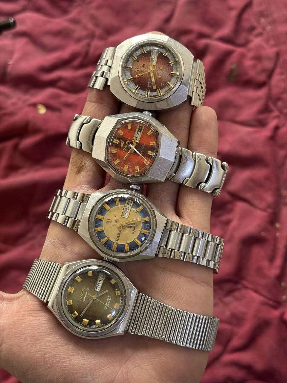 مجموعة ساعات للبيع
اتوماتيك سويسري 
عدد 19
كلهم شغالين
سعر القطعة 33 الف شلع
يوجد توصيل لجميع المحافظات 
***********
