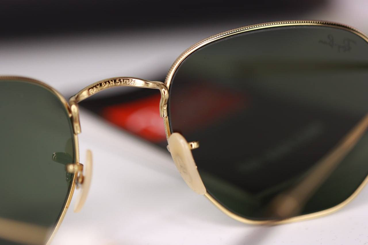 قيم واخذها بالعافيه. 
نظارة ريبان (Hexagonal Flat Lenses) الغنية عن التعريف، بتصميم هندسي فريد يجمع بين الكلاسيكية والعصرية. الصنع ايطالي


**إذا كنت صاحب هذا الإعلان وتريد حذفه لأي سبب، رجاءا أرسل رسالة إلى الدعم الفني**